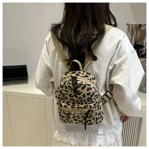 Detail des Cord-Rucksacks mit Leopardenmuster, Textur und verstellbaren Trägern