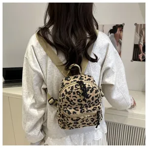 Detailansicht des Cord-Rucksacks mit Leopardenmuster auf dem Rücken des Models
