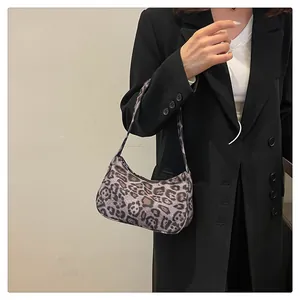 Detailopname van de suède tas met luipaardprint met de verfijnde textuur en schouderband