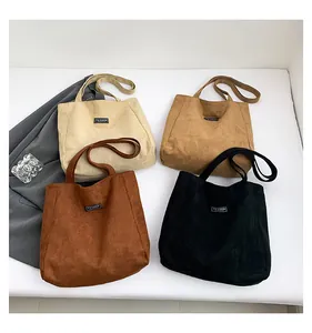Lot de quatre sacs cabas en daim en blanc, kaki, marron et noir avec étiquettes mode