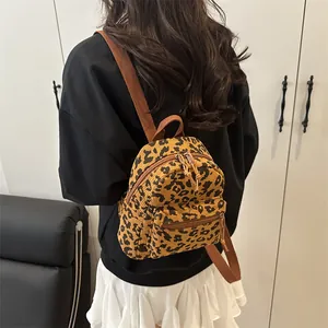 Schicker Damen-Rucksack aus Cord mit Leopardenmuster, braunen Riemen und viel Stauraum