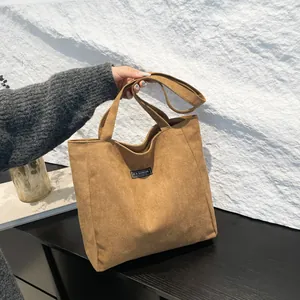 Sac cabas en daim caramel avec étiquette Fashion Instinct et grande contenance