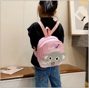 Vue détaillée du sac à dos en toile rose avec un écusson éléphant mignon et inscription