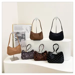 Collectie van imitatie suède baguette tassen in effen kleuren en hippe dierenprints