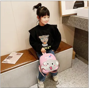 Détail du mini sac à dos en toile rose avec motif éléphant et bretelles réglables
