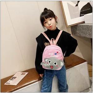 Détail du mini sac à dos rose avec éléphant en 3D et imprimé Small Elephant