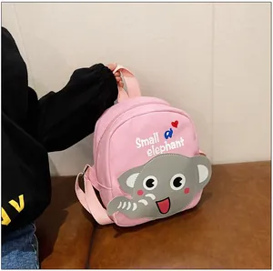 Gros plan détaillé du sac à dos en toile rose avec patch d'éléphant de dessin animé