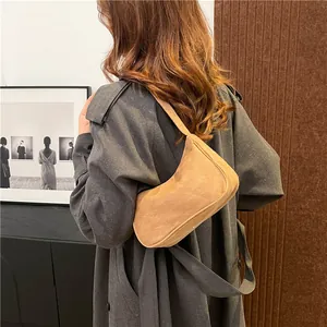 Modieuze bruine suède schoudertas voor dames met een minimalistisch baguette-ontwerp