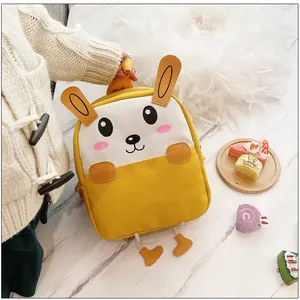 Détail d'un sac à dos mignon jaune avec oreilles 3D et petites pattes en cordelette