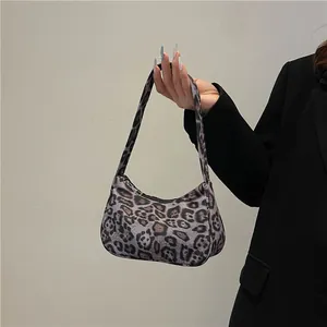 Stijlvolle dames schoudertas met luipaardprint en trendy baguette onderarm ontwerp