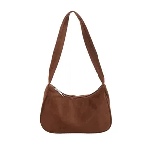 Bruine hobo schoudertas van imitatie suède met zilveren rits en elegante matte afwerking
