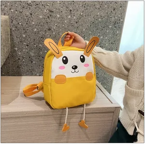 Détail d'un sac à dos mignon en toile jaune avec oreilles 3D et tissu de haute qualité