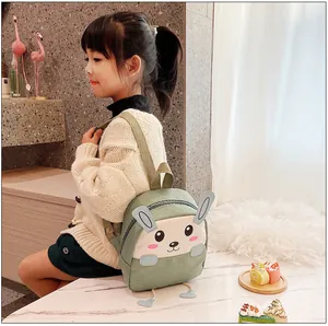 Détail du mini sac à dos en toile verte avec oreilles et pieds de lapin pour enfants