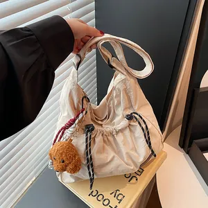 Sac bandoulière japonais en nylon beige avec cordon de serrage et breloque peluche