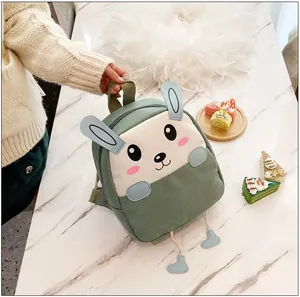 Détail d'un sac à dos en toile lapin vert avec oreilles 3D et broderies mignonnes