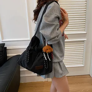 Sac bandoulière en nylon noir avec cordon de serrage et pendentif ours en peluche mignon