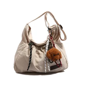 Sac bandoulière léger en nylon crème avec cordon et breloque chien en peluche