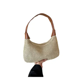 Handgewebte Stroh-Tote-Bag mit braunem Lederbesatz und Schultergurt in Halbmondform
