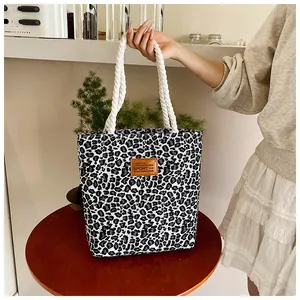 Detailansicht der Canvas-Tasche mit Leopardenmuster, Seilgriffen und Lederaufnäher