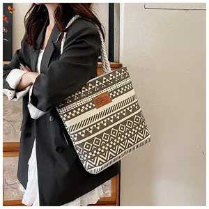 Detailansicht der Boho-Canvas-Tasche mit geometrischem Muster und Hanfseil-Tragegriff