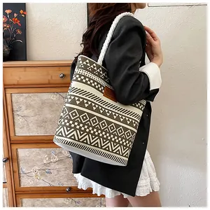 Detail der Vintage-Canvas-Tasche mit grünen geometrischen Mustern und Baumwollseilgriffen