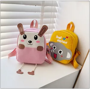 Détail de sacs à dos en toile mignons avec motifs de lapin rose et éléphant jaune