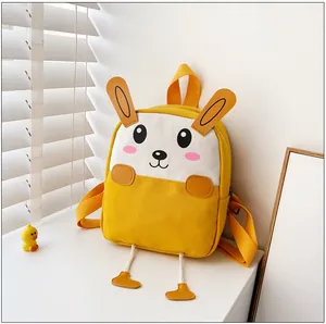 Détail d'un sac à dos de dessin animé jaune avec des oreilles et des jambes en 3D