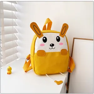 Détail du sac à dos lapin en toile jaune avec oreilles et poche frontale