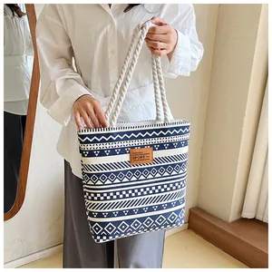 Detail der blauen Canvas-Tasche mit Seilgriffen und geometrischem Muster im Ethno-Stil