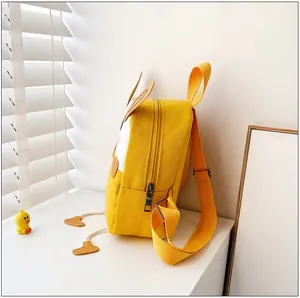 Détail du sac à dos en toile jaune avec oreilles 3D et bretelles réglables