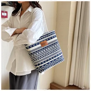 Detail der Boho-Canvas-Tasche mit blauem Geometriemuster und robustem Seilgriff