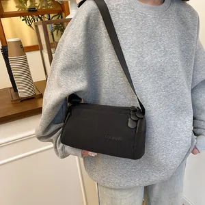 Sac bandoulière polyvalent en nylon noir avec sangle réglable et logo DUONING pour unisexe
