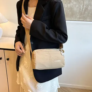 Sac bandoulière moderne en nylon marron clair avec logo DUONING pour le quotidien