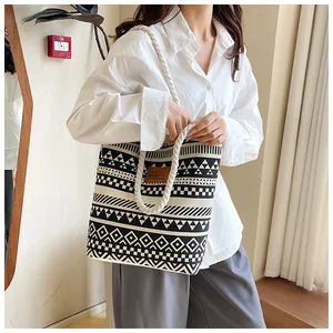 Detailaufnahme der Ethno-Canvas-Tasche mit geometrischem Muster und dicken Kordelgriffen