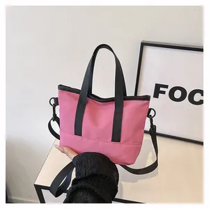 Vue détaillée du mini sac cabas rose avec bandoulière amovible noire et coutures