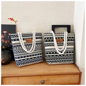 Detail von Canvas-Taschen mit geometrischen Mustern und dicken Baumwollseilgriffen
