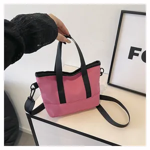 Détails du mini sac bandoulière en nylon magenta avec poignées tissées noires