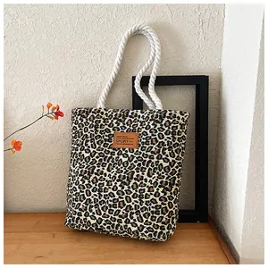 Detail der Canvas-Tasche mit Leopardenmuster, Seilgriffen und Leder-Sport-Patch