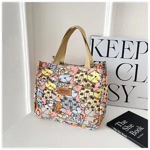 Detail van roze canvas tas met kattenpatroon en Sport Best Fashion lederen label