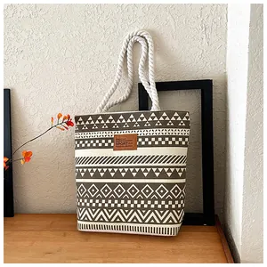 Detail der Canvas-Tasche mit geometrischem Olivenmuster, Seilgriffen und Leder-Sportpatch