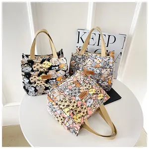 Drie canvas lunchtassen in zwart, grijs en roze met cartoon kattenprints en handvaten