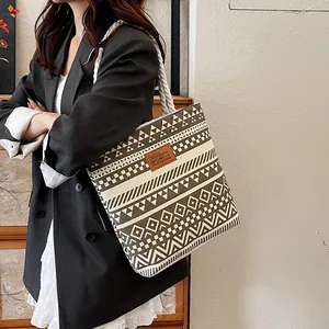 Canvas Tragetasche mit geometrischem Print und Baumwollseilgriffen für Damen mit Model