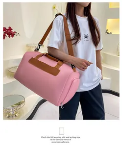 Sac de fitness rose imperméable avec poignées en cuir marron et compartiment zippé
