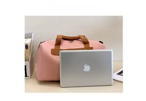 Sac de sport rose à côté d'un ordinateur montrant la grande capacité de voyage
