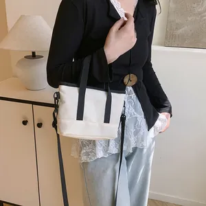 Mini sac bandoulière minimaliste en toile noir et blanc avec poignées et bandoulière