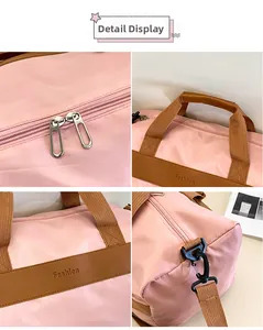Détails du sac de sport rose avec double fermeture éclair et bandoulière robuste
