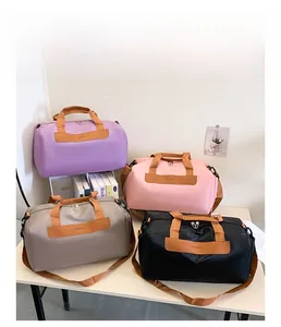 Vue détaillée montrant quatre options de couleur d'un sac de sport et voyage étanche