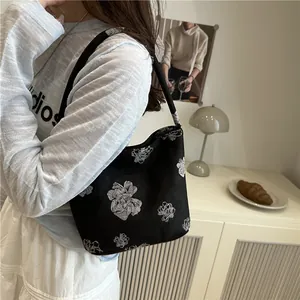 Chinese style floral embroidery bucket bag with large capacity for daily commuting