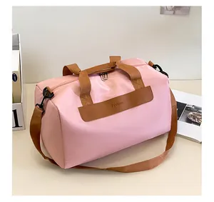 Sac de sport en nylon rose étanche avec poignées marron et patch mode en cuir