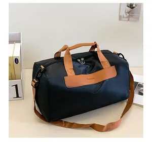 Détails macro du sac de sport avec doubles fermetures éclair et poignées marron renforcées